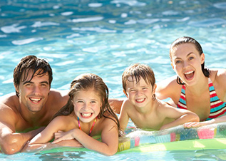 Familia disfrutando de su piscina